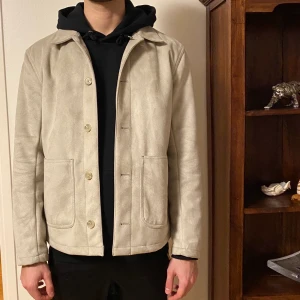Mockajacka - Vit/beige jacka i ”mocka” från ASOS, aldrig använd✌🏽🪐