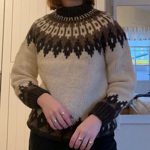 Brun Mönstrad Stickad Tröja - Säljer denna söta tröja från Island med bruna mönster! Storleken är medium💕