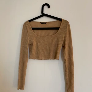 Tröja  - Oanvänd tröja säljer då jag inte tycker att jag passar i färgen 