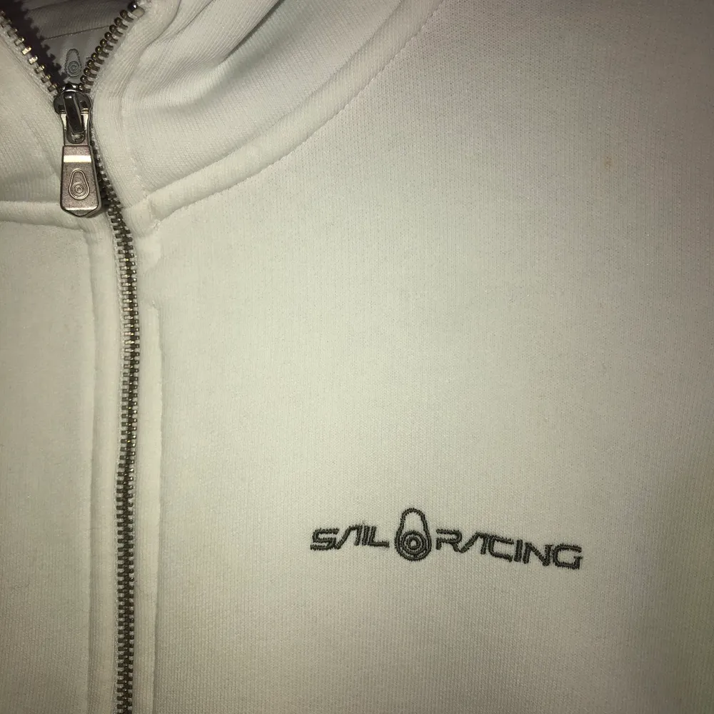 Fin vit Sail racing zip hoodie! Säljer pga inte min stil längre. Storlek Xs men passar även S! . Tröjor & Koftor.