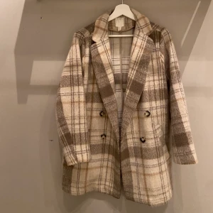 Hm-kappa - Superfin jacka som inte används så mycket länge. Använd sparsamt🤍frakt tillkommer! 