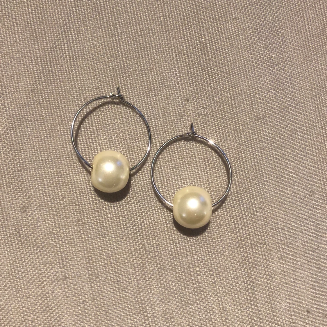 Små hoops med pärlor