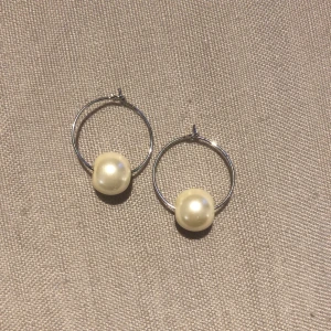 Små hoops med pärlor - Superfina enkla örhängen med gräddvita pärlor. Nickelfria, 59 kr