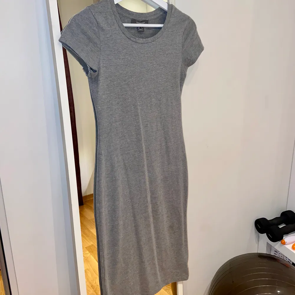 Enkel grå klänning från primark, bara hängt i garderoben aldrig använd. Stretchigt material och framhäver kurvor. Köparen står för eventuell frakt. Klänningar.