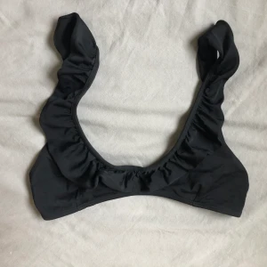 Bikiniöverdel  - Handgjord bikini av återvunnet material ifrån Bali. Storleken är L men sitter som en S eller XS. 