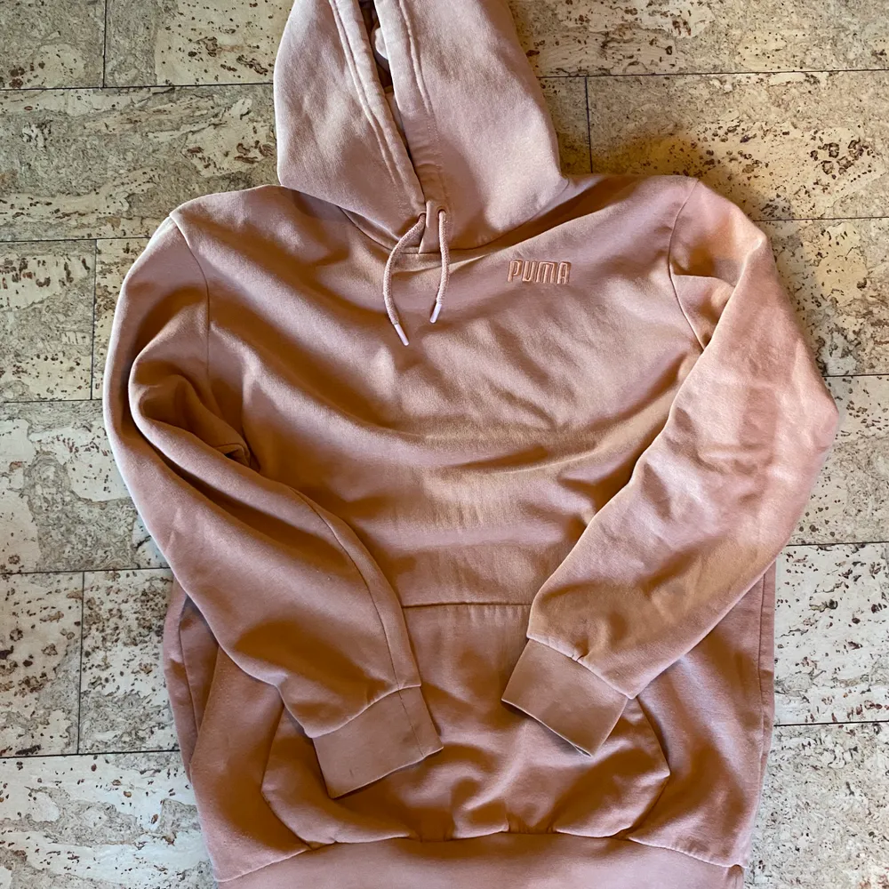 Skitsnygg puma tröja storlek XS mer som S i en fin ljusorange färg, 150kr+63kr frakt 💗. Hoodies.