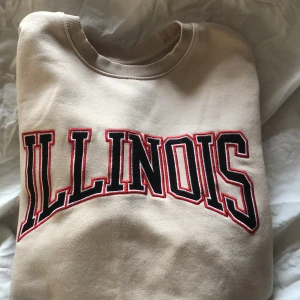 Collegetröja  - Ass snygg collegetröja som tyvärr inte kommer till användning, är i ett fint skick och i storlek S vet ej var den är från (jag står ej för postens slarv) buda i kommentarerna