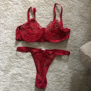 Underklädesset i spets strl S - Jättefint set i spets i storlek S med högmidjade trosor. Oanvänt då det tyvärr var lite för stort på mig