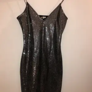Glitter klänning från H&M! Helt ny, aldrig använd med lappen kvar ✨ Storlek XS men stretchig så passar säkert en S också! Nypris 99 jag säljer för 50 🤩