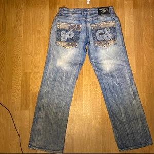 Y2K rare D&G jeans - Kör budgivning för mina y2k rare D&G jeans som e jätte svårt att hitta! Passar baggy!! :) Bud i kommenterna eller privat 😇 bud börjar från 200kr! Bud ligger på: (560) ! bud med minst 20kr för det många som är intresserad :)