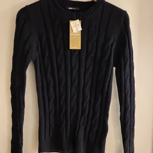 Stickad tröja - En helt oanvänd stickad tröja ifrån Gina Tricot i färgen mörkblå. 