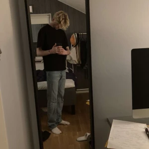 Levis jeans 501 - Säljer min brorsas Levis jeans då dom inte kommer till användning. Han är 185 och storleken är 32/36. 500kr 