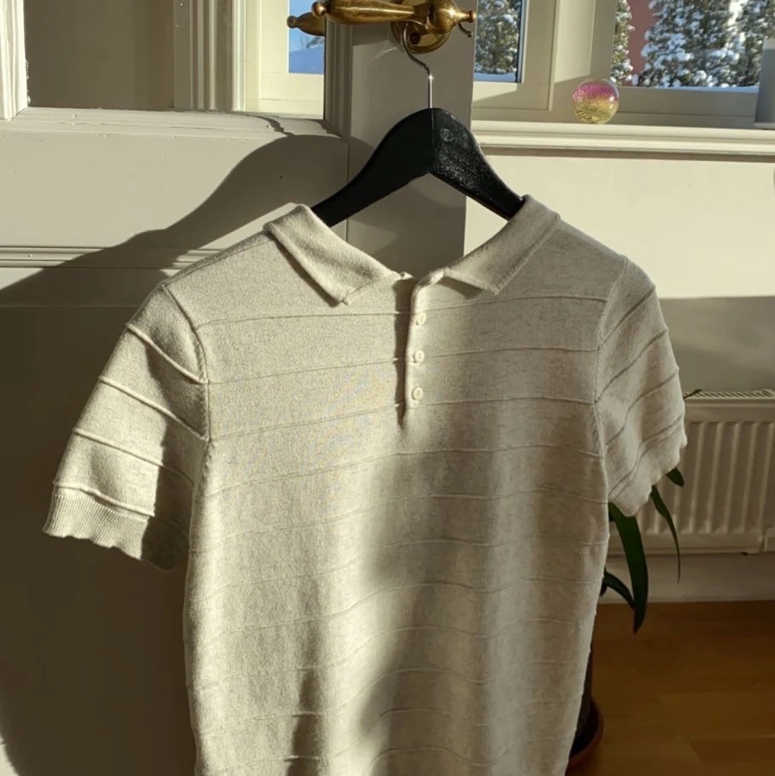 Söt t shirt med krage, beige och lite ribbat tyg - 91