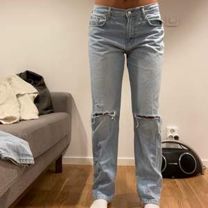Lågmidjade jeans ifrån Zara med hål i. Finns ej kvar att köpa på hemsidan! Nästan aldrig använda, så dom är i väldigt bra skick! Fraktar endast💕✨