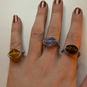 Ringar  - Egengjorda ringar, 20kr st. Dessa ringar finns det bara en av. Hör av dig vid intresse eller om du undrar något! Frakt tillkommer på 11kr. 😇