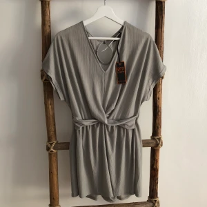 Grå jumpsuit  - Helt ny 🙂