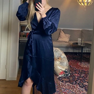 Klänning - Aldrig använd! Skicka för fler bilder. Köparen står för frakten. ✨🤍 nypris ca 400kr