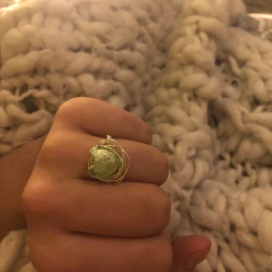 Ring - Jätte fina handgjord ljusgrön/Sage ring!!💓💓Det är litet hjärta som är lite otydligt! Säg om du vill ha fler bilder eller mer info