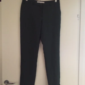  - Smaragdgröna byxor från Other stories. 
Storlek 38
Har en diskret dragkedja längst ner på byxbenet som går ca 15 cm upp. 