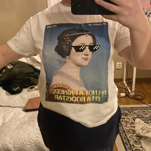 T-shirt - Säljer denna tröja från pull&bear. Super coolt tryck!! Skriv för fler bilder✌🏼🤝💞