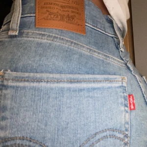 Levis jeans  - Högmidjade Levis byxor nyköpta använda en gång. Hålen har jag gjort själv. 