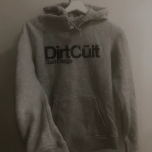Dirtcült hoodie - Grå hoodie från dirtcült. Säljer då den inte används. ser som ny ut. Skicka i dm för flera bilder eller intresse (köpt för 599kr)