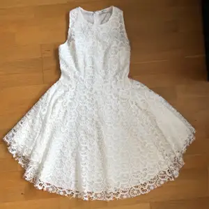 Spets klänning i vitt, den sitter extremt fint på. Passar bra till olika tillfällen som en fest klänning, skolavslutnings klänning eller bara vanlig sommar klänning 