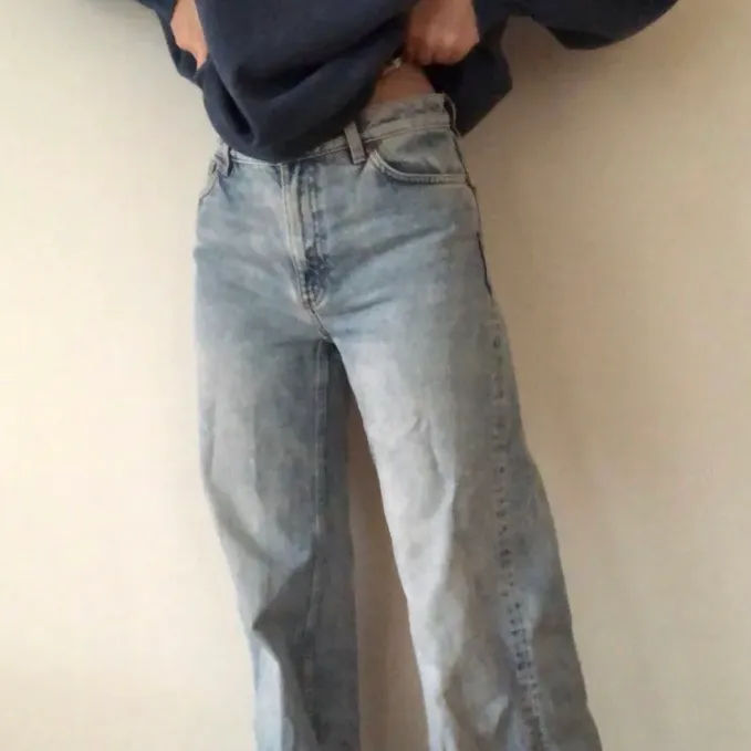 Ljusblå monki jeans i modellen Yoko. Bra skick, endast använda några gånger. Passar mig som har storlek xs-s och är 165 cm. Möts i Stockholm annars betalar köpare frakt. Priset kan diskuteras!. Jeans & Byxor.
