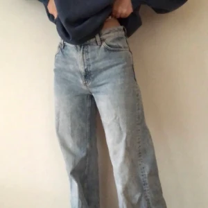 Blåa monki jeans Yoko  - Ljusblå monki jeans i modellen Yoko. Bra skick, endast använda några gånger. Passar mig som har storlek xs-s och är 165 cm. Möts i Stockholm annars betalar köpare frakt. Priset kan diskuteras!