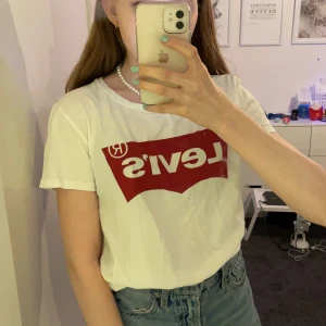 Levis tröja  - Levis tröja i topp skick knappt använd alls. Vid intresse kontakta via knappen kombattants under annonsen och kolla gärna in min andra annonser också😊