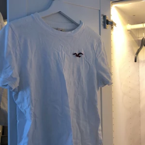 Vit t-shirt från Hollister - Enkel vit t-shirt. Köptes för ett tag sen och säljes för min lillebror växt ur den. Vid köp av flera t-shirts får du rabatt!
