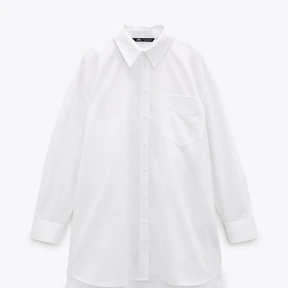 Vit overzised skjorta i stl S. Säljs för 150 + frakt. Skjortan är sparsamt använd! . Skjortor.