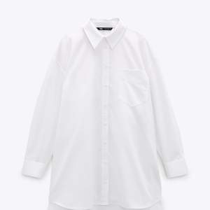 Vit overzised skjorta i stl S. Säljs för 150 + frakt. Skjortan är sparsamt använd! 