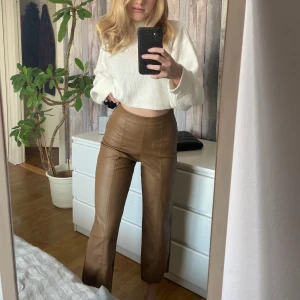 Bruna skinbyxor  - Bruna skinbyxor i något kortare modell. Storlek xs o sitter jättefint på. Använda bara 2 gånger. Jag är 164 ungefär 