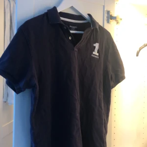 Blå Hackett-piké - Den blåa versionen av den vita Hackett-pikén uppe på min profil. Kostar 70kr av samma anledning. Vid köp av båda kostar båda 100kr! Hör av dig om du har mer frågor. Jag fraktar och möts upp 🌟