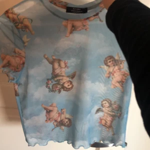 Skir topp med coolt tryck! - Häftig topp från Bershka. Verkligen perfekt till sommaren eller våren som den är eller med ex. en bikini under. Passar till mycket och är urcool. Hör av dig för fler bilder!