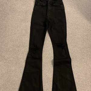 Gina tricot jeans storlek S - Jättefina bootcut jeans som har en väldigt fin passform. I bra skick, då jag har använt dem några gånger. 