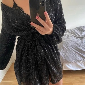 Paljettklänning  - Otroligt fin klänning från bohoo. Endast använd en gång. Storlek M. Nypris 600kr men säljer för 200kr💕💕