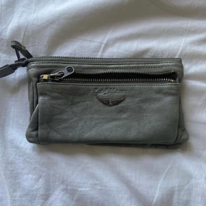 Zadig et Voltiare clutch - Zadig clutch/plånbok. Köpt på ens dansk secondhand sida. Använd men i hyfsat bra skick,  några förändringar i lädret därav priset🧡🧡