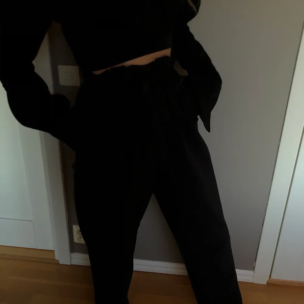 Svarta, vida kostymbyxor med knytning i midjan💞 jag är 174 och längden passar mig perfekt, sparsamt använda . Jeans & Byxor.