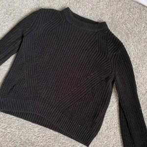 Stickad tröja  - Säljer denna stickade tröja då den är för liten!