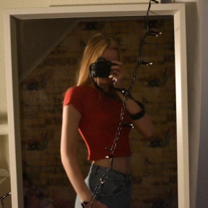 Röd crop top xs-s - Skit snygg röd tröja som passar bra på med ripped jeans och tjol. 