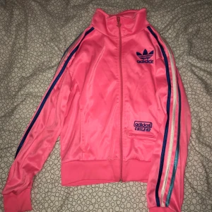  Tröja  - De finns en liten fläk på baksidan men den sysns nästan inte. Liten i storleken 