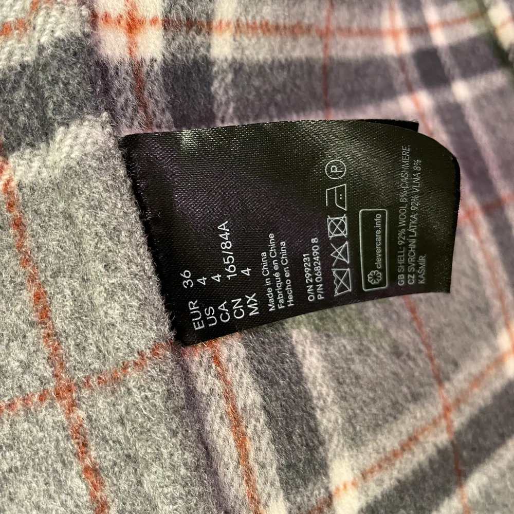 Säljer min fina rutiga kappa i kashmir och ull pga jag inte använder den mycket. HM Premium Quality, strl 36. Material - ull 92%, kashmir 8%  Fantastisk kvalitet! Skick: mycket gott skick och ser ut precis som ny, utan anmärkning.  Nypris: 2499 kr. Jackor.