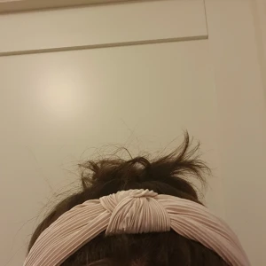 Diadem - Ett siden diadem! Användes aldrig. Försöker bli av med allt i min garderob så kolla in allt annat jag vill bli av med. Allt ska bort!❤