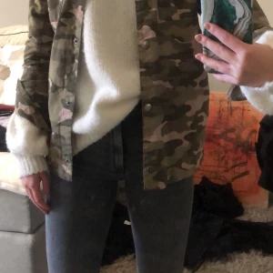 Jacka från zara, storlek xs  - Så fin jacka från Zara i storlek xs. Buda från 100kr 🥰 eller köp direkt för 160kr 💘