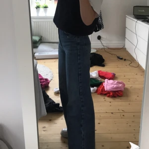 Wide jeans  - Säljer dessa blåa wide jeans från Ginatricot. Jeansen är i strolek 34 och har väldigt bra material. Buda i kommentarsfältet🤍