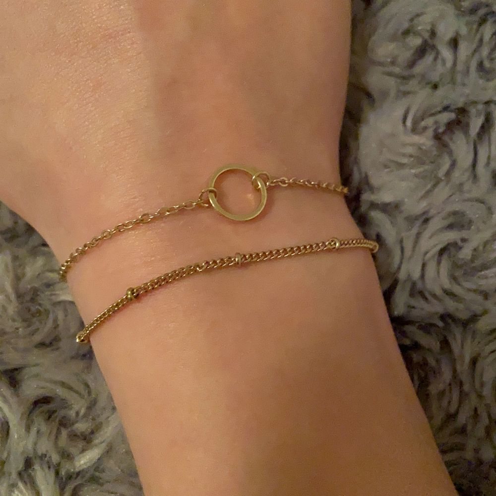 (Ingen frakt) Två armband med små detaljer det går att köpa en för sig. Säljer därför att dem är lite för stora för mig men det syns inte på bilden så vid intresse kan jag skicka fler bilder. 1 armband kostar 60 kr och köper man båda är det 110kr. Accessoarer.