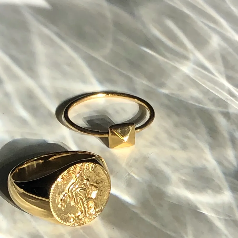 Super fin ring med en nit på, i storlek 18 och är från Safira. Den är gulplaterad 18k guld, super bra då den inte tappar färg eller blir missfärgad. Aldrig använd, ordinarie pris 349kr. Fraktar ✨✨. Accessoarer.