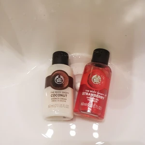 The body shop - Den röda användes 1 gång men den vita användes aldrig. Doftar super gott!💓